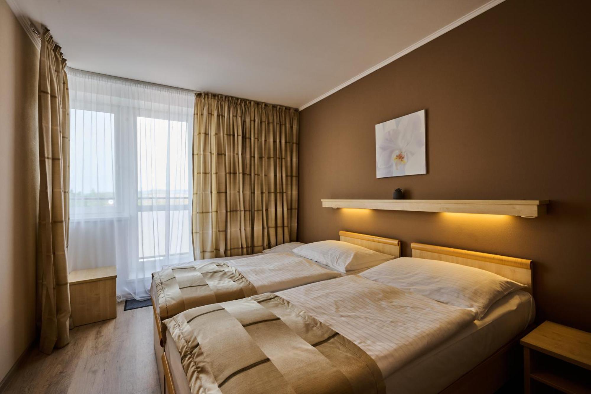 Hotel Akademie Chocerady ภายนอก รูปภาพ