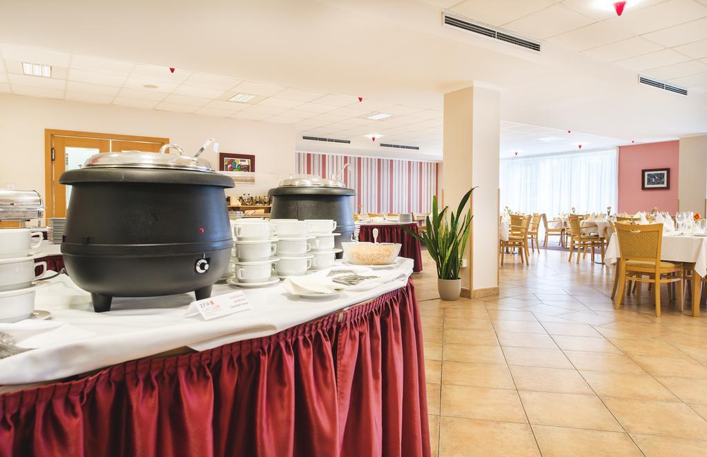 Hotel Akademie Chocerady ภายนอก รูปภาพ